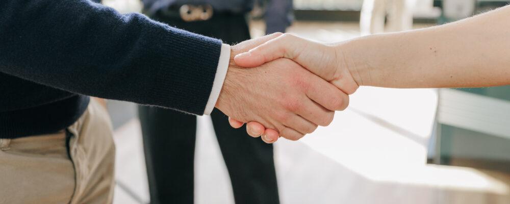 Handshake zwischen zwei Geschäftspartnern als Symbol für die strategische SAP-Partnerschaft bei XEPTUM.