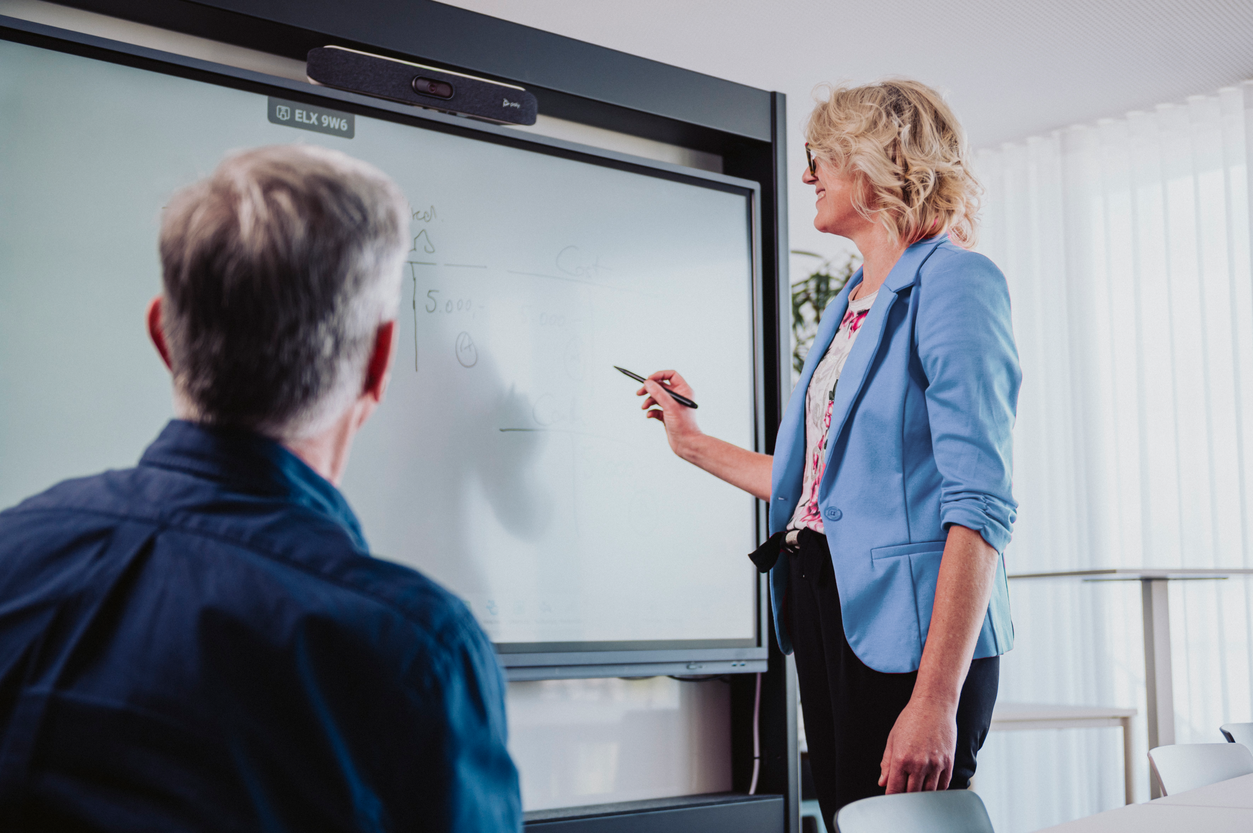 Flexible work models at XEPTUM, including remote work, office work, and client assignments, for an optimal work-life balance