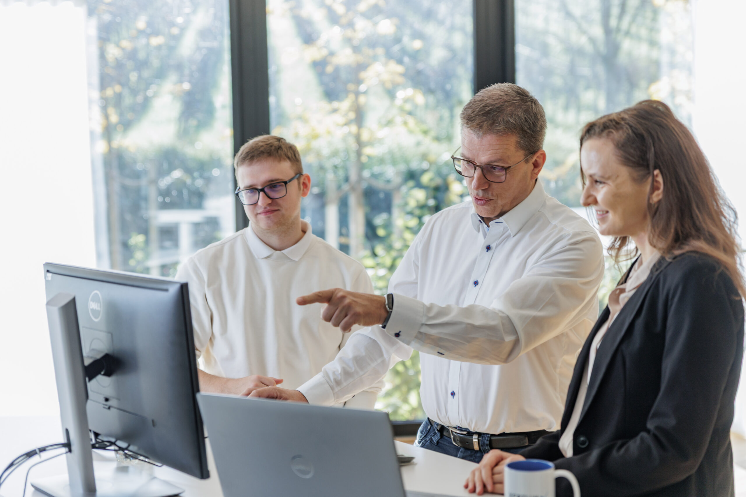 Digitale Transformation im Unternehmen: Team entwickelt gemeinsam Strategien für Kommunikation, Change Management und die erfolgreiche Einführung neuer Technologien.