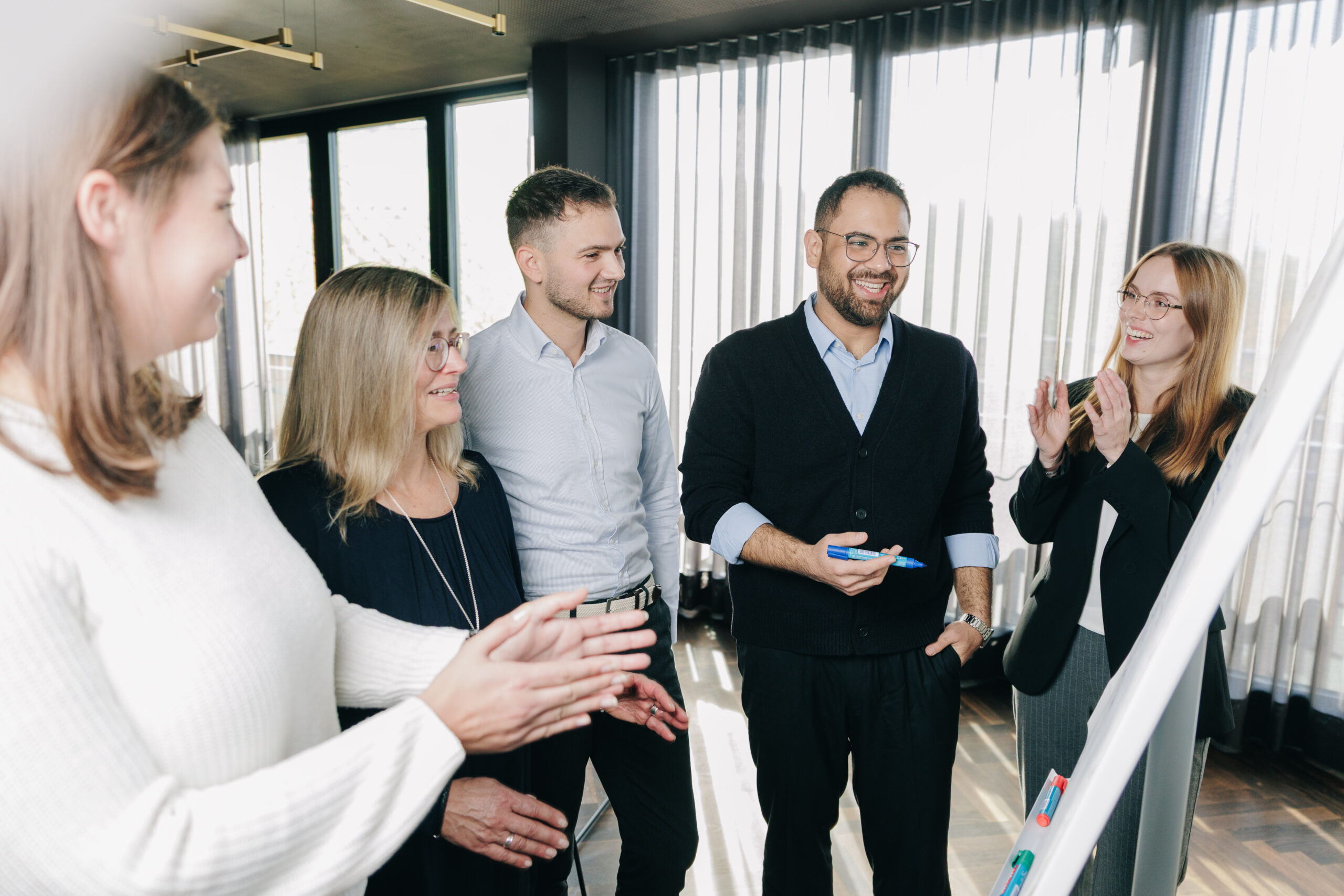 Teamspirit bei XEPTUM mit gemeinsamen Events, flachen Hierarchien und motiviertem Team für gemeinsames Wachstum