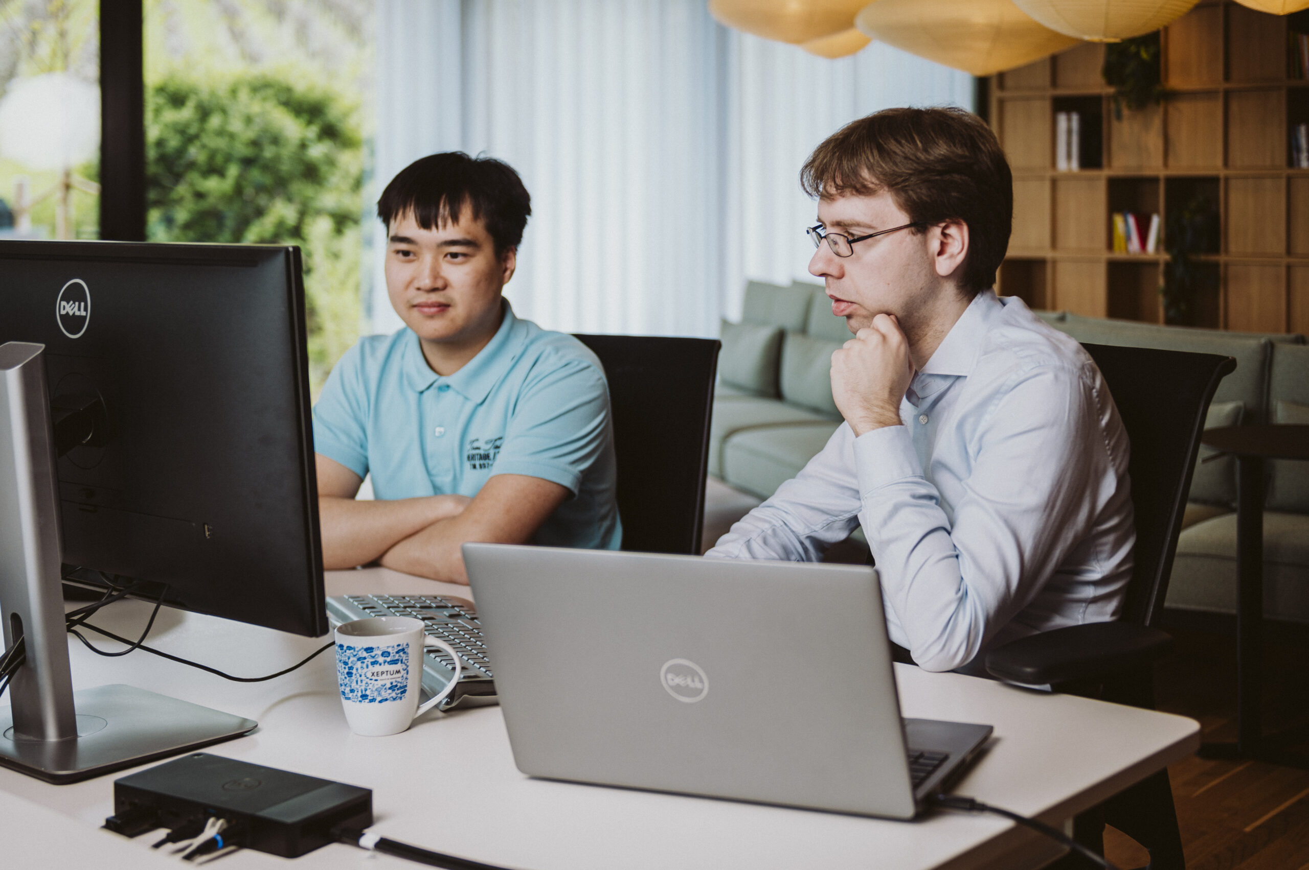 XEPTUM-Berater arbeiten gemeinsam am Monitor – technische Integration von KI-Anwendungen und Unternehmenssystemen über MCP Server.